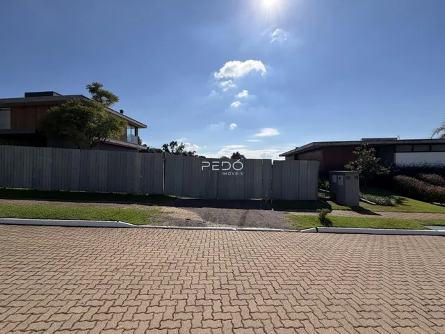 Fachada de uma propriedade em Lajeado, Brasil, com cerca e paisagismo.