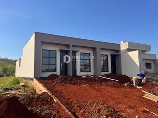 Fachada de uma casa em construção no terreno