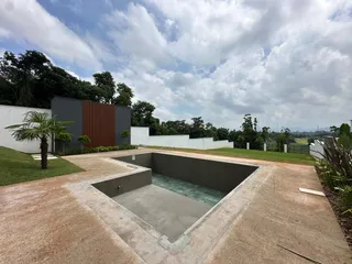 Foto de uma piscina externa com deck de concreto em uma propriedade em Lajeado.