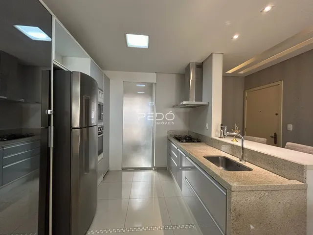 Foto de uma cozinha moderna com armários e eletrodomésticos de aço inoxidável.