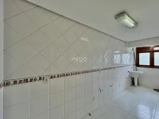 Parede interna com revestimento cerâmico branco em um ambiente residencial.