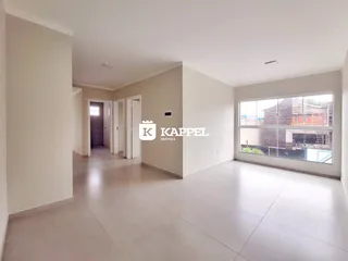 Hall de entrada com paredes claras e piso de cerâmica.