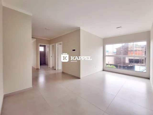 Hall de entrada com paredes claras e piso de cerâmica.