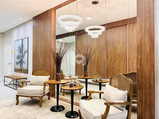 Ambiente interno com decoração de madeira e móveis de vime.