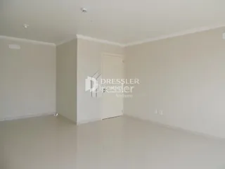 Ambiente interno de uma residência com paredes brancas.