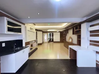 Vista de uma sala de estar moderna com acabamentos em madeira.