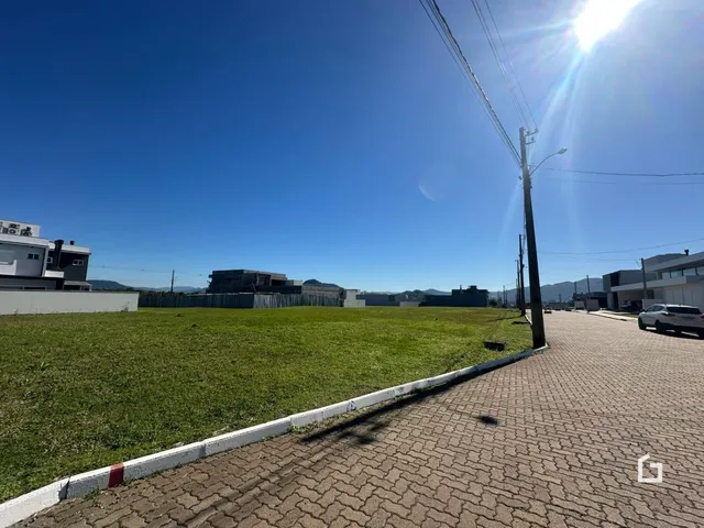 Vista externa de um terreno gramado com calçada em Lajeado, Brasil.