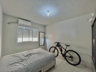 Quarto com cama e janela em um imóvel no Brasil.