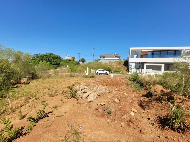 Vista de terreno árido com vegetação rasteira em Lajeado.