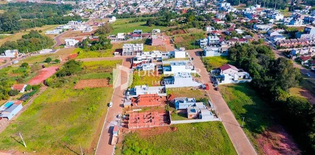 Vista aérea de uma área de terra com vegetação e algumas construções em Lajeado.