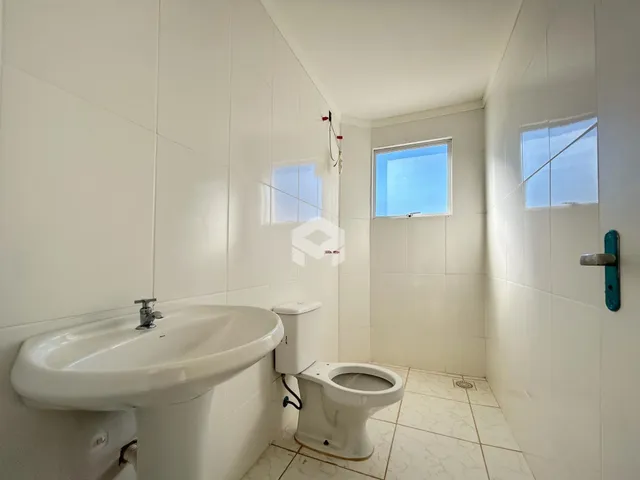 Foto de um banheiro interno com azulejos brancos.