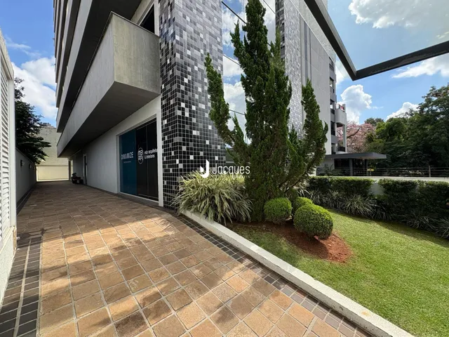 Fachada moderna de um edifício residencial em Lajeado, Brasil, com área externa pavimentada e jardim.
