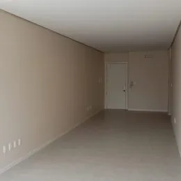 Foto de um corredor interno com paredes lisas.