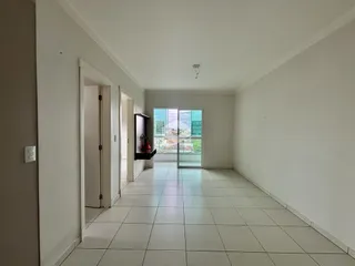 Hall de entrada com piso de cerâmica claro.