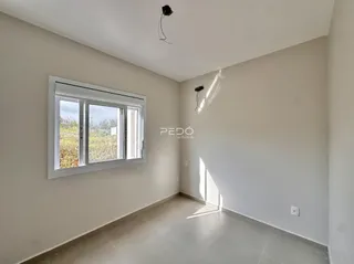 Foto de um cômodo interno com janela de grande porte.
