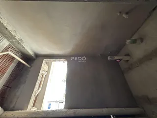 Vista interna de uma parede com acabamento em obra em Lajeado.