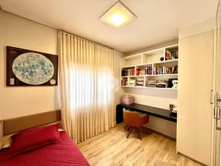 Quarto com cama e estantes em um apartamento no Brasil.