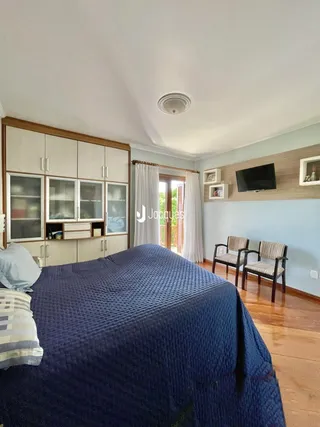 Quarto com cama e janela em sala.