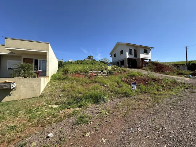 Vista externa de duas construções em uma área de encosta no Brasil.