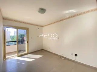 A sala de estar apresenta paredes brancas e piso claro.