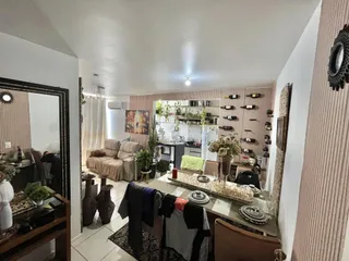 Sala de estar com área de jantar e cozinha em um imóvel no Brasil.
