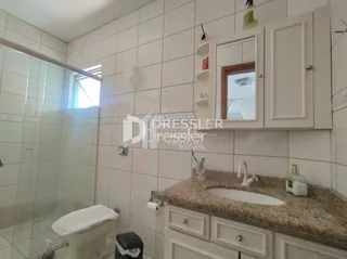 Foto de um banheiro com revestimento cerâmico nas paredes.