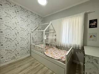 Quarto com cama de madeira e papel de parede na Lajeado.
