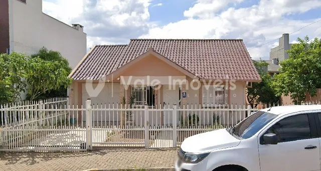 Fachada de uma casa com cerca de metal em Lajeado, Brasil.