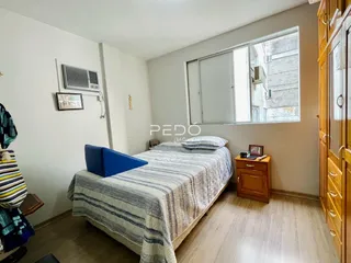 Quarto com cama e janela em um imóvel no Brasil.