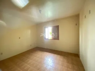Imagem de um cômodo interno com piso de cerâmica e janela.