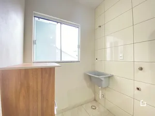 Foto de um ambiente interno com paredes brancas e piso claro.