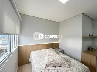 Quarto com cama e janela em um imóvel.