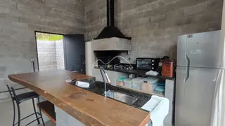 Cozinha com bancada de madeira e pia de inox.