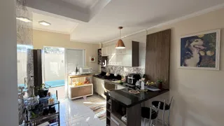 Interior de uma sala de estar com cozinha aberta em Lajeado, Brasil.
