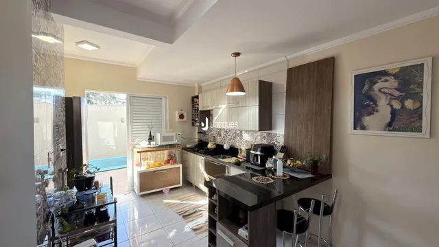 Interior de uma sala de estar com cozinha aberta em Lajeado, Brasil.