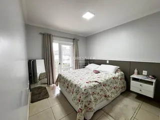 Quarto com cama e janela em um imóvel em Lajeado, Brasil.
