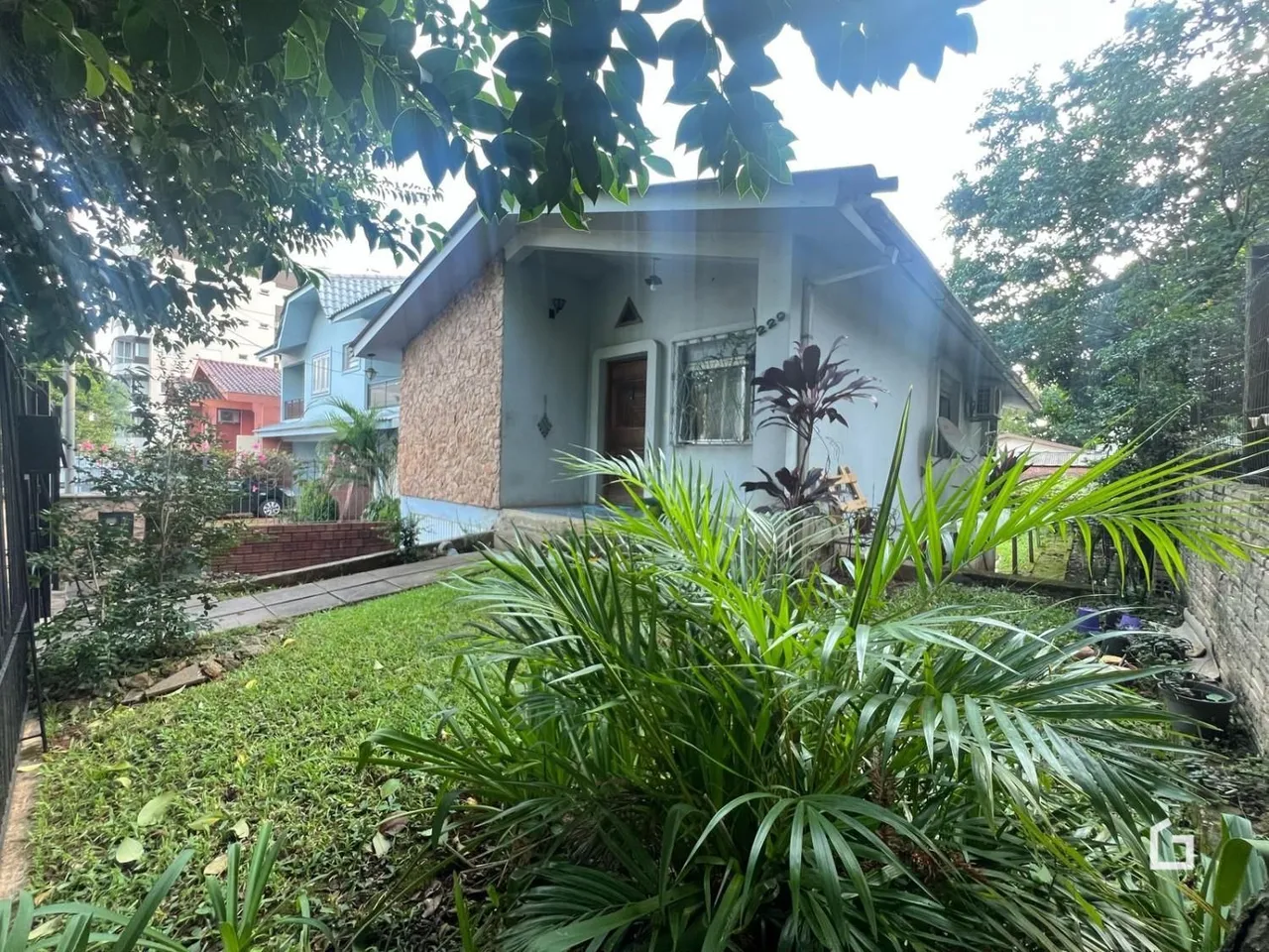 Fachada de uma casa em Lajeado, Brasil, com jardim frontal.