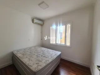 Quarto com cama e janela em um imóvel.
