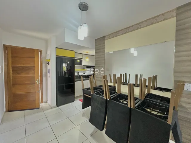 Interior de uma sala de estar com cozinha em um imóvel em Lajeado, Brasil.