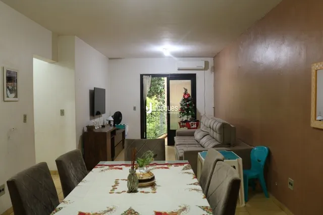 Foto de uma sala de estar em um imóvel no Brasil.