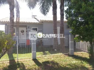 Fachada de uma casa em Lajeado, Brasil, com cerca e vegetação ao redor.