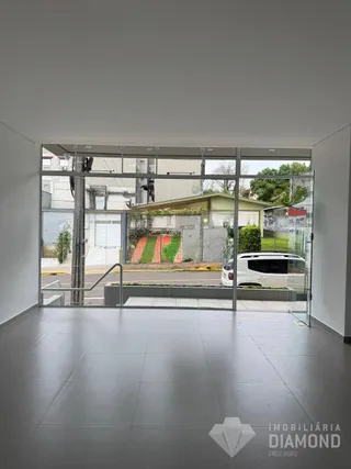 Vista de um ambiente interno com portas de vidro que dão acesso a uma área externa.