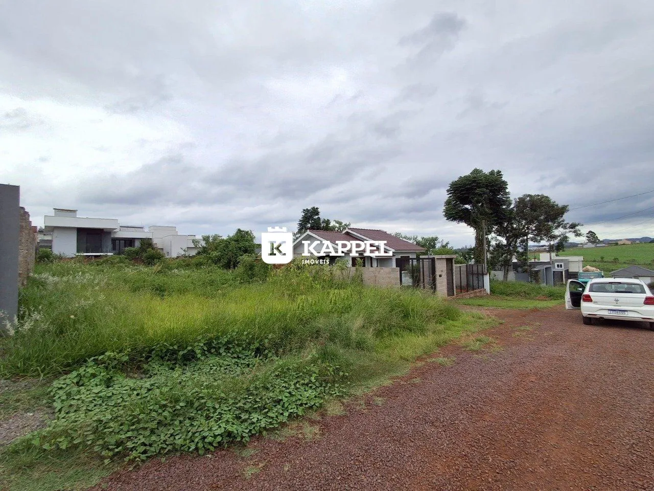 Vista externa de uma residência com vegetação no primeiro plano.
