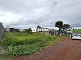 Vista externa de uma residência com vegetação no primeiro plano.