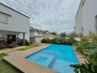 Vista externa de uma casa com piscina e jardim em Lajeado.