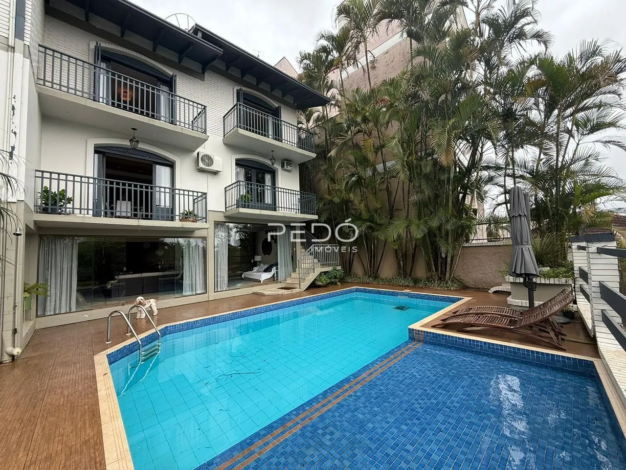 Fachada de um imóvel com piscina e varandas em Lajeado, Brasil.