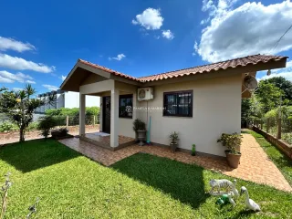 Foto da fachada de uma residência em Lajeado, Brasil, com gramado verde.