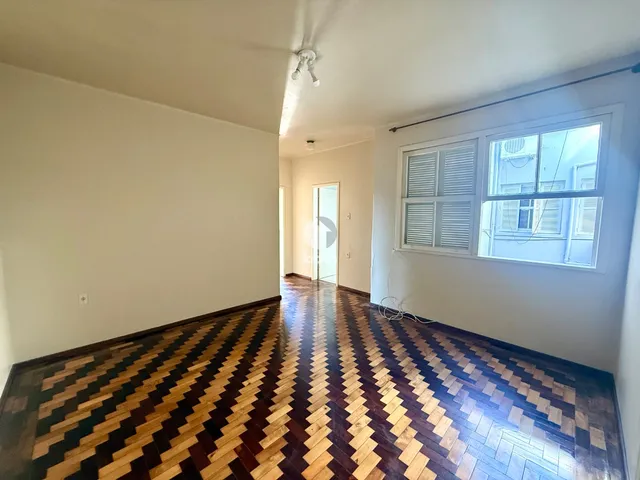 Hall de corredor com piso de madeira no interior de uma residência.