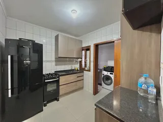A cozinha de uma propriedade em Lajeado, Brasil, com armários e eletrodomésticos.