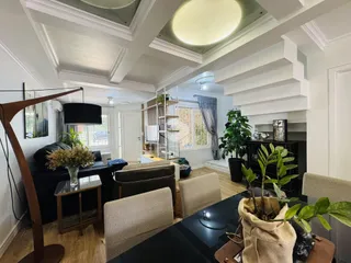 Sala de estar com pé direito alto e decoração clássica.